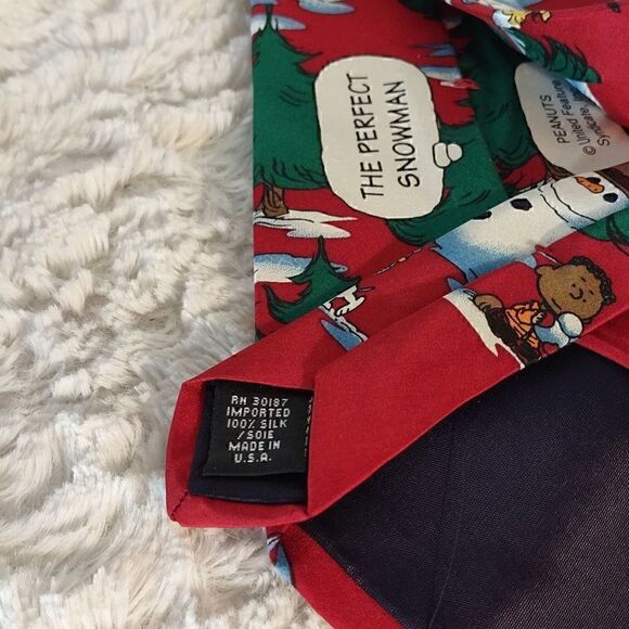 Peanuts Snoopy "The Perfect Snowman" Silk Christmas Tie - Picture 4 of 5